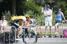 910360 Afbeelding van een wielrenner en toeschouwers tijdens de officiële start van de Tour de France (Grand Départ) in ...